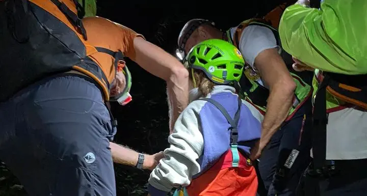 Papà e bimba finiscono sul greto del fiume: tratti in salvo con una teleferica