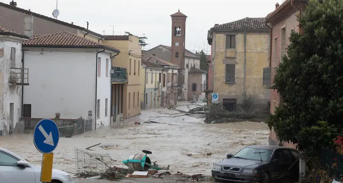 Seconda notte di alluvioni in Romagna, 1500 sfollati. Si cercano due dispersi