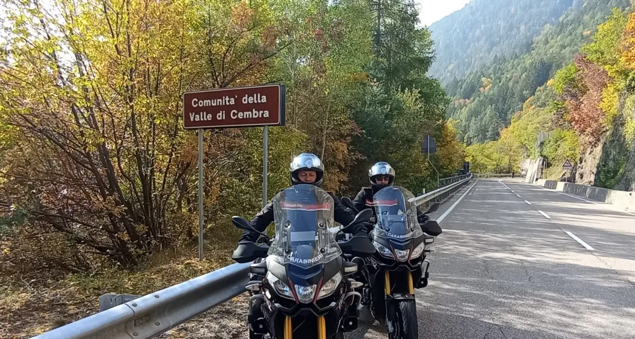 Ville di Fiemme, viavai sospetto in una casa: giovane trovato con un panetto di hashish