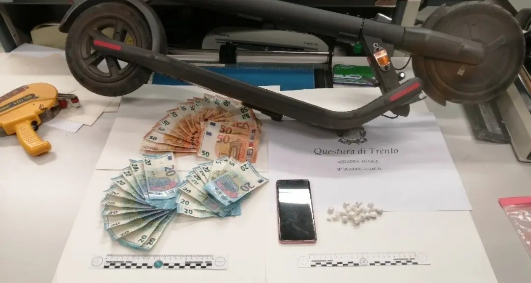 Spaccia cocaina in monopattino, arrestato a Trento