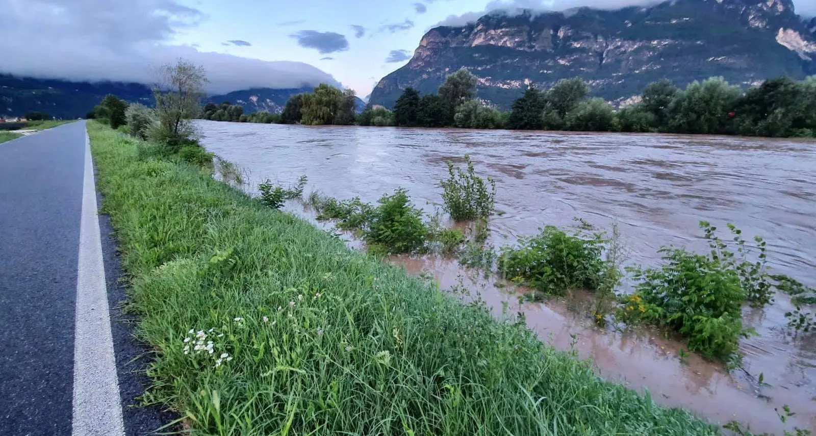 Adige osservato speciale: chiuso il ponte di ferro a Mezzolombardo