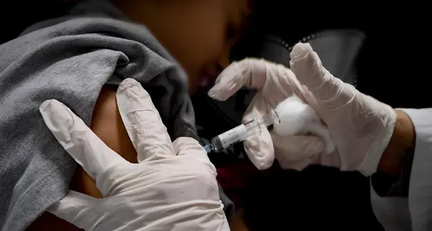 L’appello degli assistenti sociali: “Vacciniamoci tutti Per tornare alla normalità”