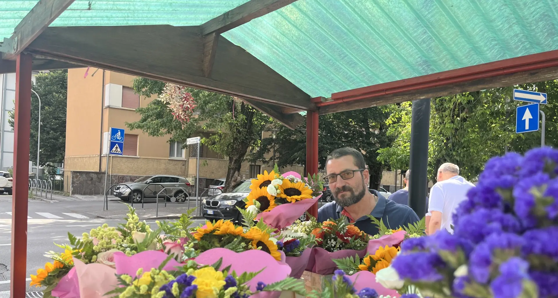Trento, Rosario e il suo carretto di fiori: «Sono l’ultimo rimasto. Qui la gente si siede anche per chiacchierare»