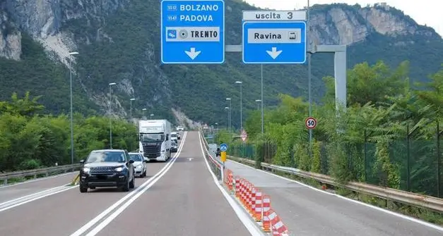 Incidente in tangenziale, una delle due si capotta: 28enne finisce al Santa Chiara