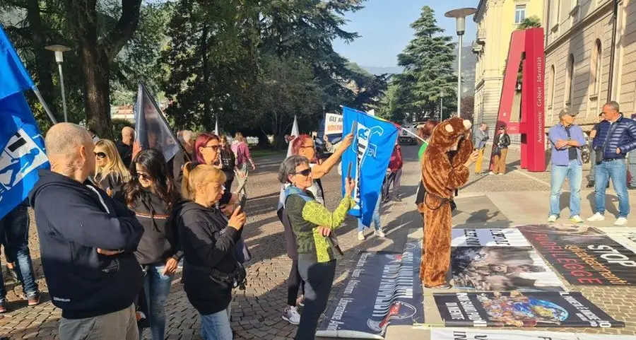 Alta tensione in Piazza Dante: un gruppo di animalisti tenta di circondare Fugatti, respinto dalla polizia