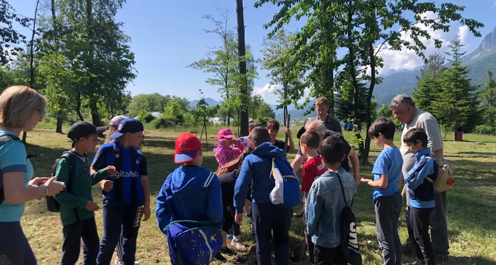 Canzolino, 100 bambini alla festa degli alberi