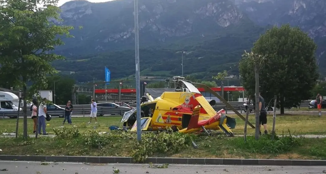 Trento, a bordo dell’elicottero caduto due operatori: sono usciti da soli dal velivolo
