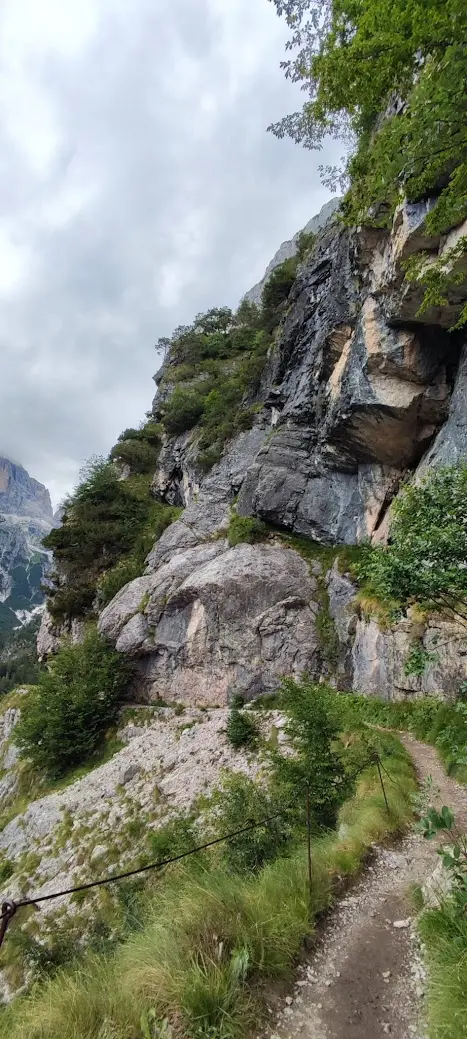Croz de l'Altissimo, donna scivola dal sentiero e muore. Il marito cerca di raggiungerla ma lei perde la presa