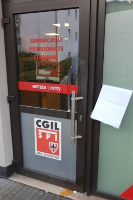 Trento, uova contro la sede della Cgil: «ma noi non ci fermiamo»