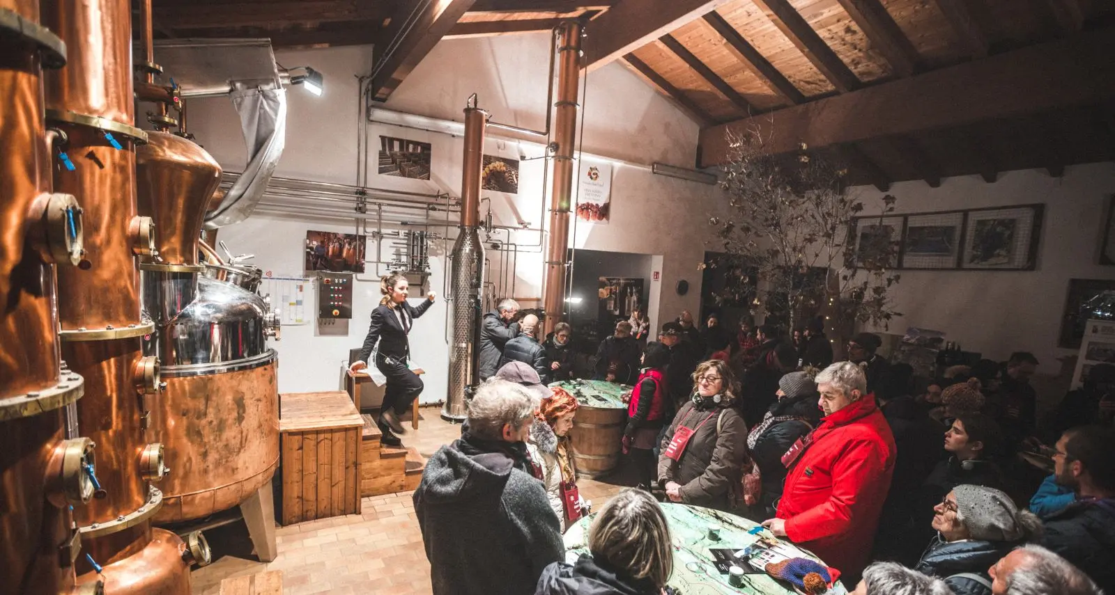“La notte degli alambicchi accesi”, a Santa Massenza la tradizione che celebra la grappa artigianale trentina