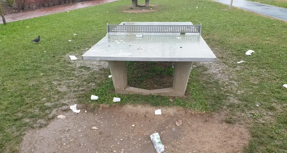 A Melta dopo la festa al parco restano i rifiuti