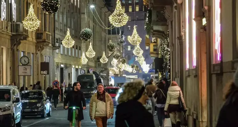 Luminarie, eventi, mercatini, addobbi di Natale: i Comuni spendono quasi 400 milioni