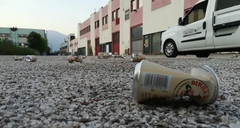 Trento Nord, i piazzali dei capannoni ridotti ad immondezzai nella notte. E l’imprenditore diventa spazzino