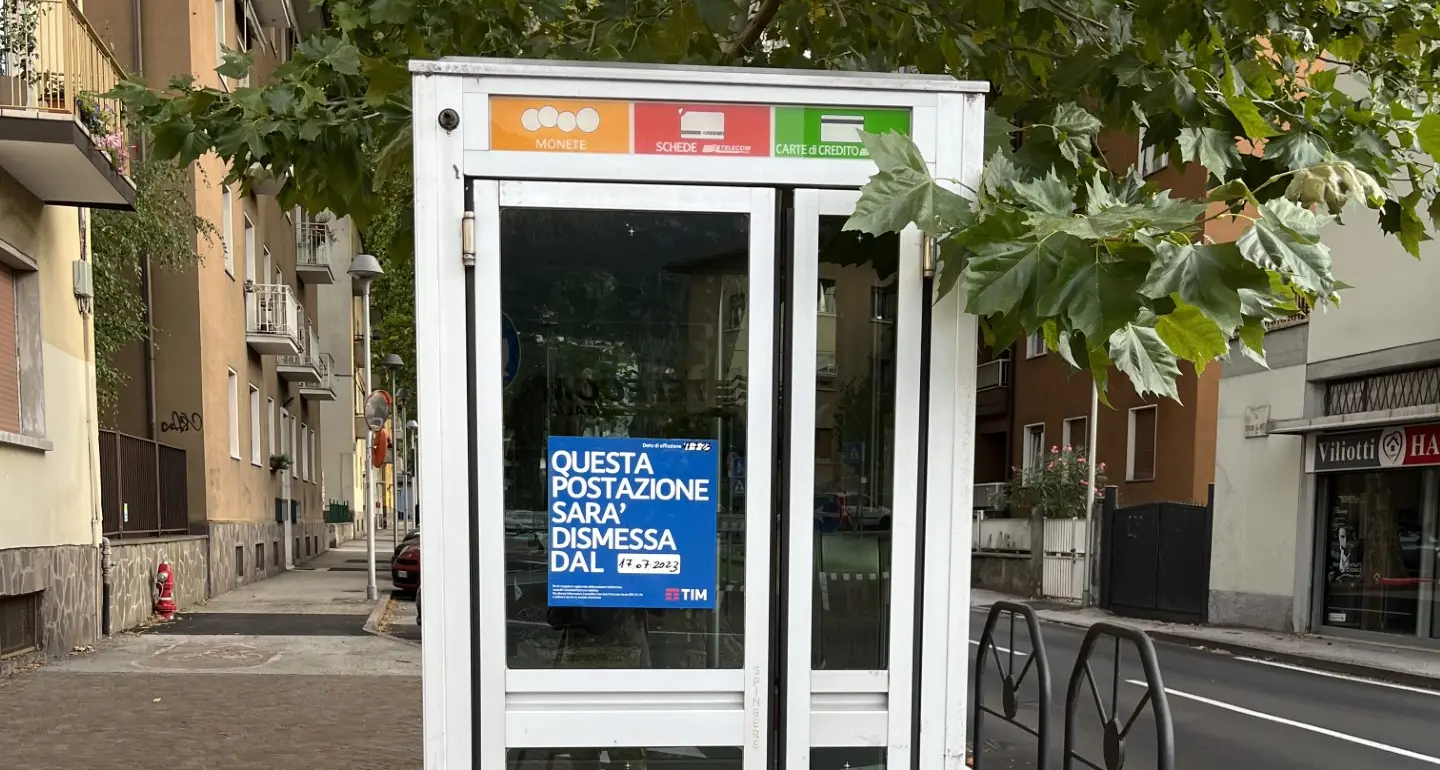 Addio cabine telefoniche: da domani via allo smantellamento a Trento