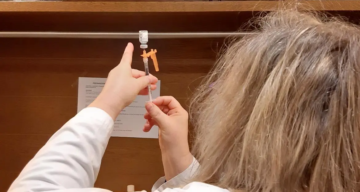 Vaccini contro il Coronavirus a domicilio, aumentano i tentativi di truffa
