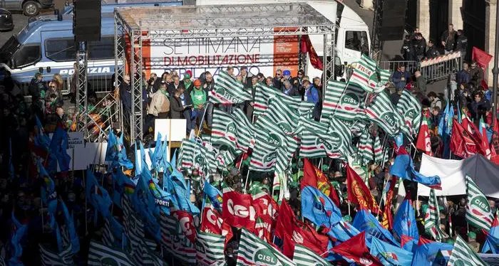 I sindacati: “Restare in zona gialla non è servito a nulla, disoccupazione in crescita”