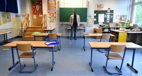 A scuola pure in estate? Bisesti risponde a Giulia: \"Non abbiamo ancora deciso, ma vi ascolteremo\"