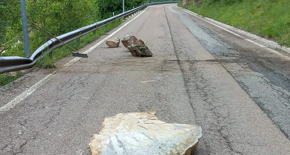Sp83 di Pinè chiusa in località Sover per caduta massi