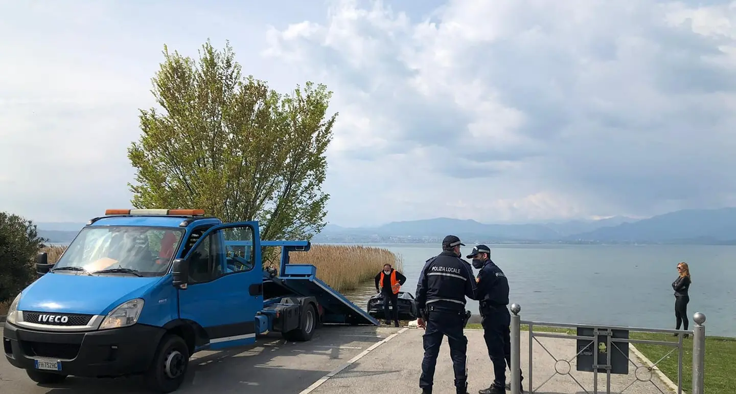 Parcheggia e finisce con la sua Ferrari nel lago di Garda