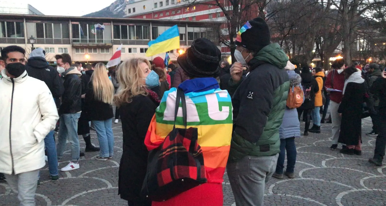 Manifestazione per la pace a Trento, l’angoscia di Yana: “Aspetto mia figlia scappata tre giorni fa da Kiev con il suo bimbo di un anno”