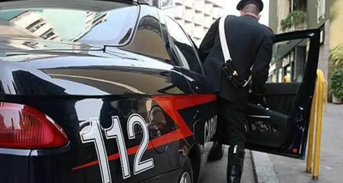 Trento, ladro ruba biancheria intima ma i commessi lo scoprono e chiamano aiuto: arrestato dai carabinieri