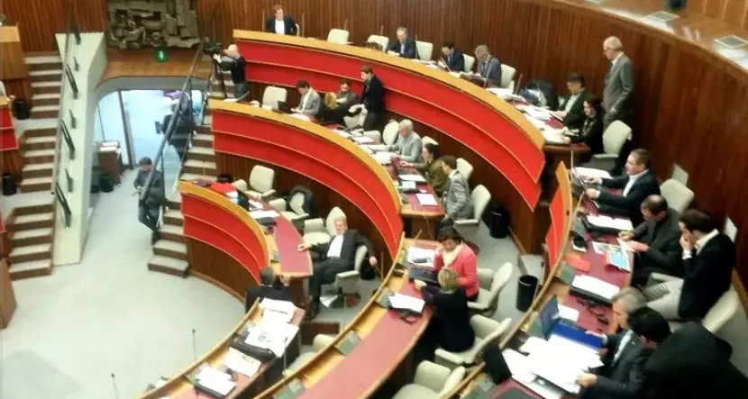 Regione, via libera all'assestamento ma le minoranze lasciano l'aula