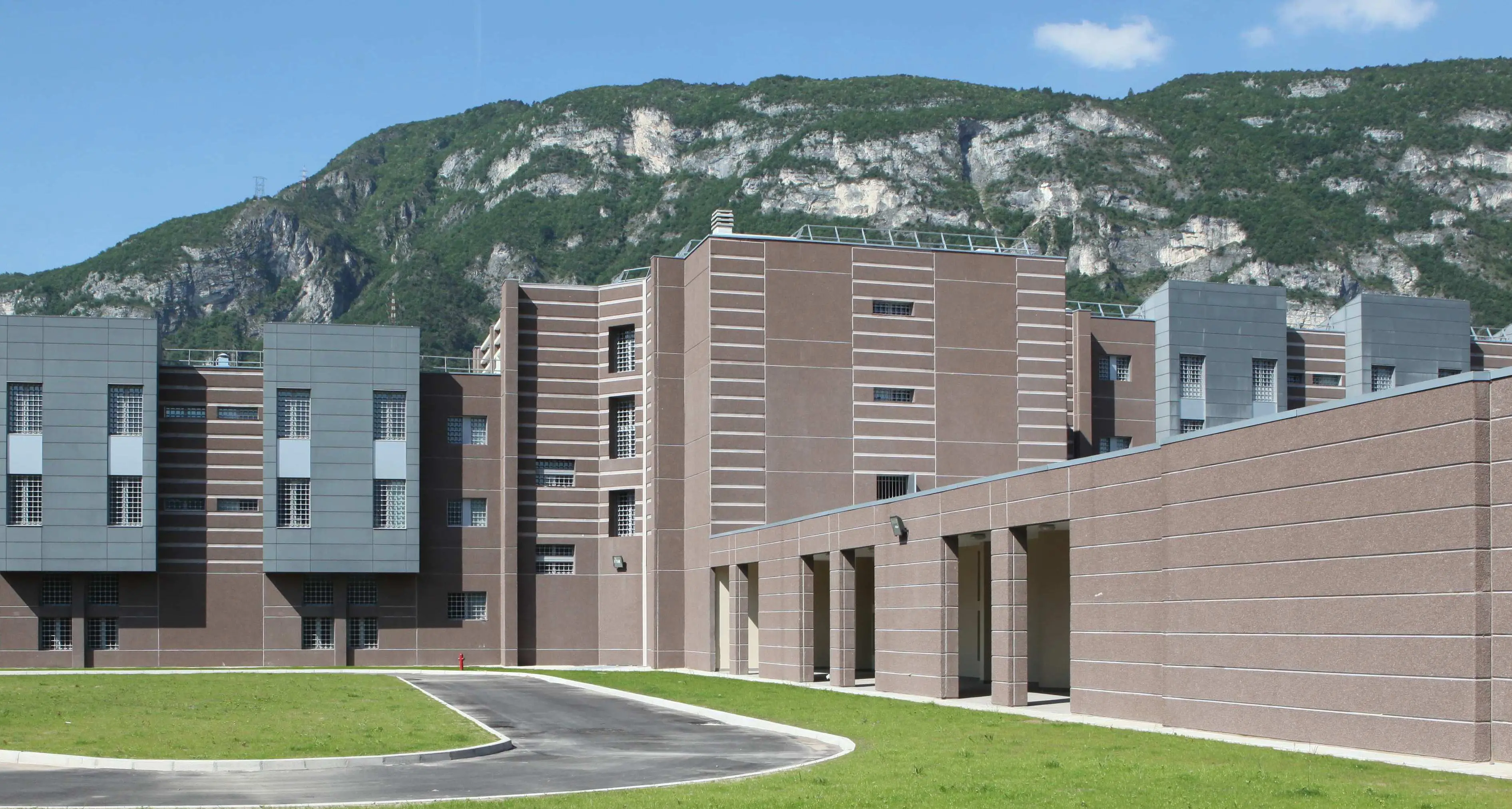 Lanciati dall'esterno all’interno del carcere di Trento droga e un cellulare