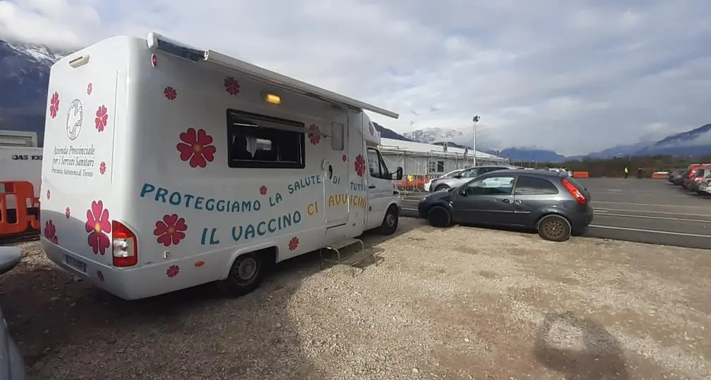 Trento, scritte no vax sui tendoni del centro vaccinale. Segnana: “Atto ingiustificabile”