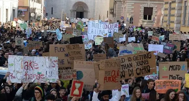 Cinquecento ragazzi hanno sfilato a Trento per l'ambiente