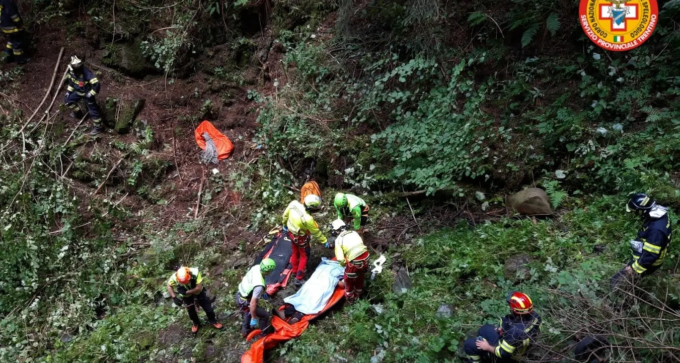 Finisce con la bici in una scarpata, spaventoso volo per una biker nei boschi di Bocenago