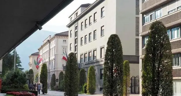 Trento, aggredito mentre aspetta l’autobus in via Gazzoletti: “Uno sconosciuto è sceso e mi ha picchiato”
