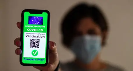 Il Governo alle Regioni: Super green pass in zona bianca solo per un mese sotto le feste di Natale