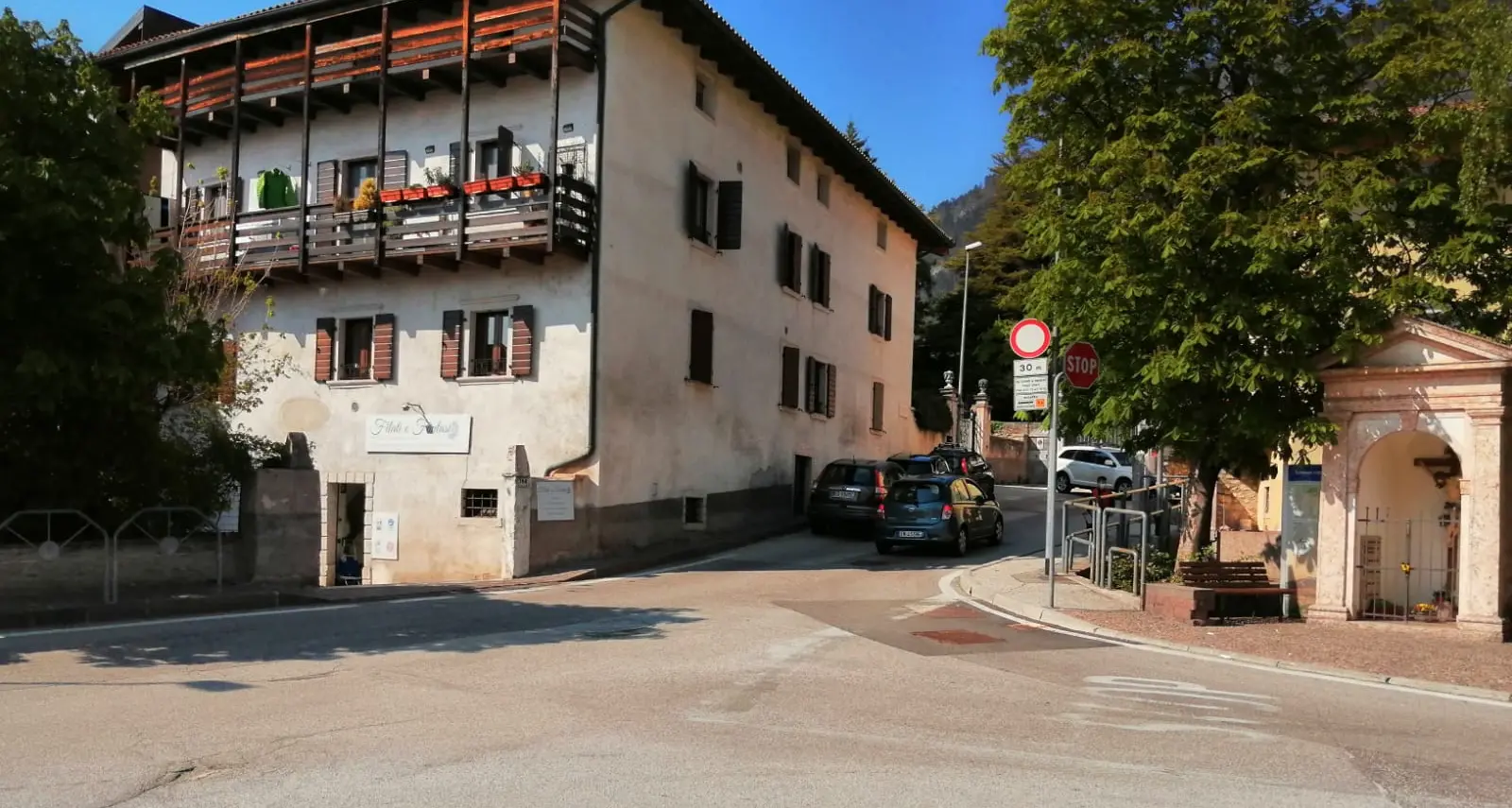 Martignano, quando il parcheggio selvaggio è un pericolo per i più piccoli