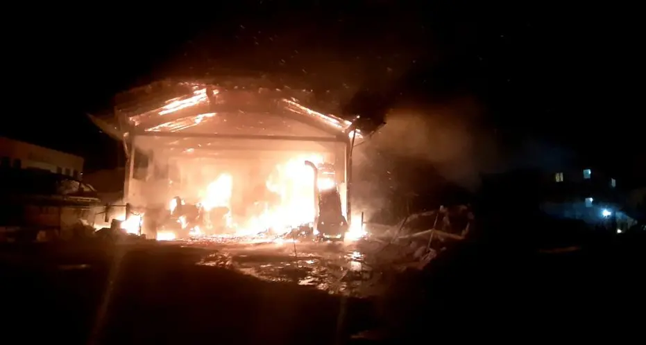 Fiamme nella notte a Romeno, distrutto un fienile