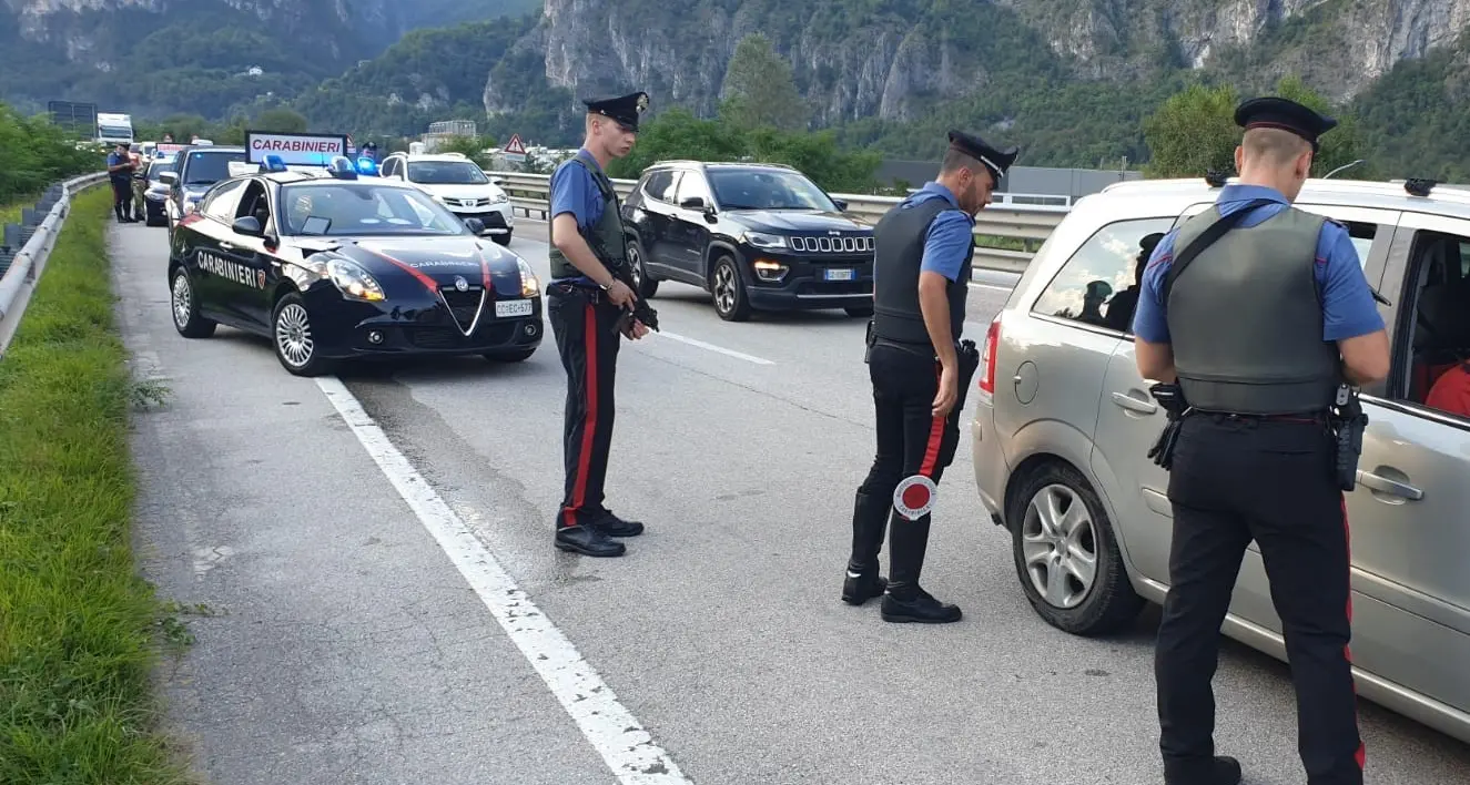 Valsugana, quattro automobilisti sorpresi con il cellulare alla guida