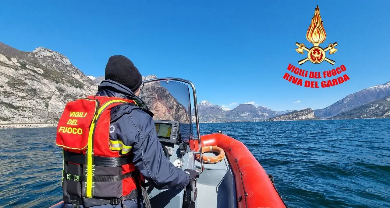 Esce con il kite e scompare, ricerche nel lago di Garda