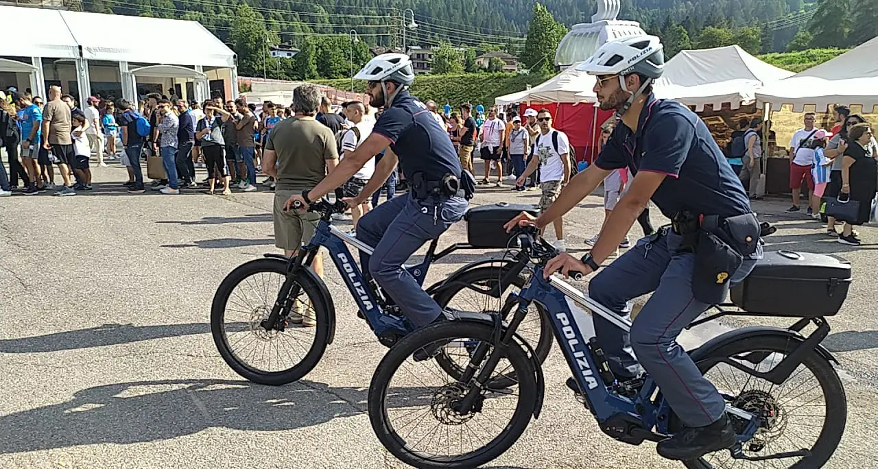 Nella terra della mtb ecco gli agenti di polizia in e-bike. Dopo la val di Sole arriveranno a Trento, Rovereto e Riva
