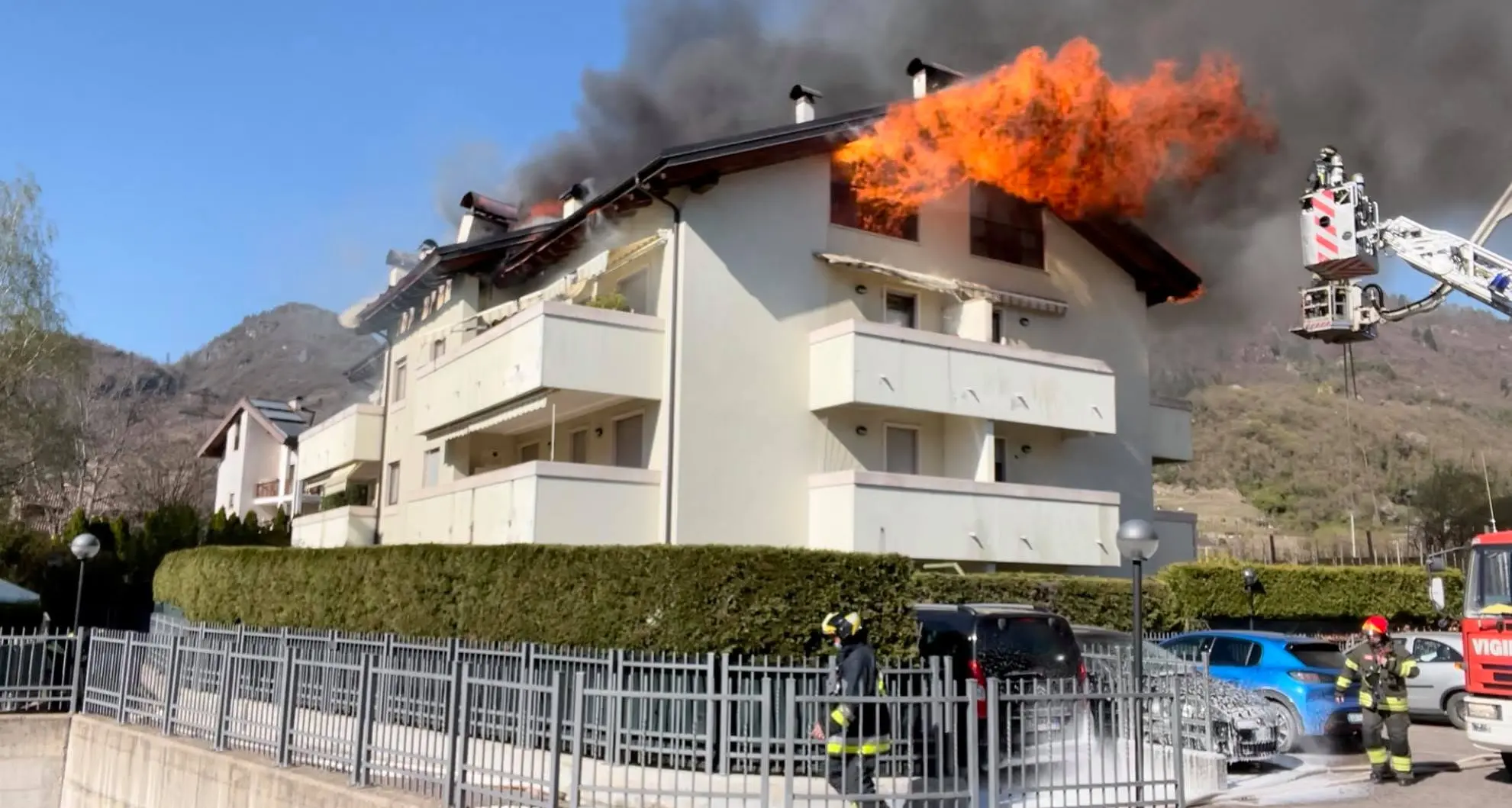 Incendio di Pergine, gli inquilini rimasti senza casa chiedono aiuto a Fugatti