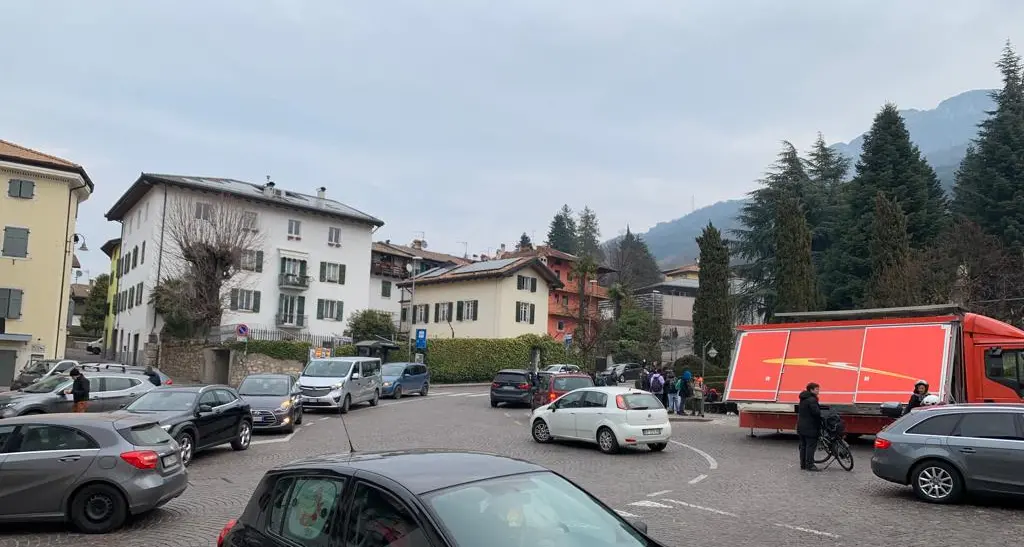 Villazzano, via Villa protesta contro i camion: “Bambini a rischio, servono soluzioni”