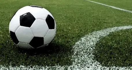 Calci al pallone ma anche agli avversari: tre calciatori finiscono in ospedale
