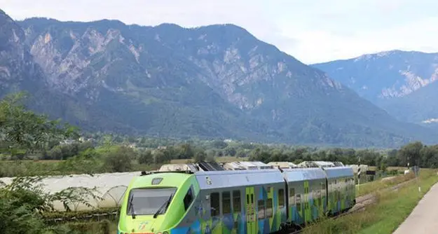 Ferrovia della Valsugana, installata una nuova rete paramassi dopo la frana del 12 gennaio