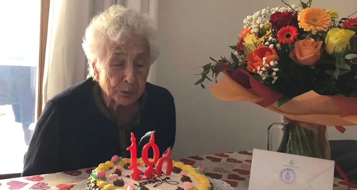 I fiori del sindaco di Riva per i 100 anni di Ida Azzolini
