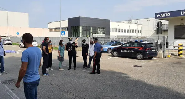 Sindacalista ucciso: l’autista ha forzato il blocco poi è fuggito. Investite anche altre due persone