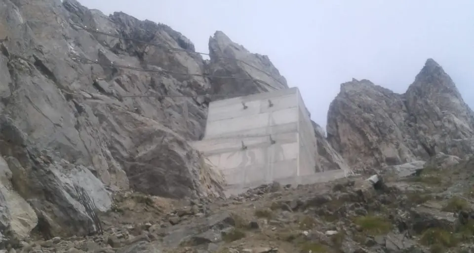 Piloni di cemento per consolidare la ferrata, scoppia la polemica