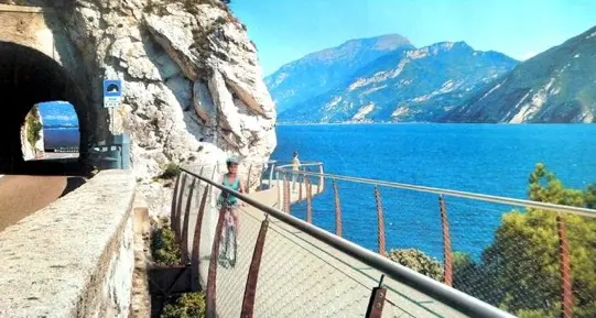Ciclovia del Garda: c’è il bando per il sottopasso per la spiaggia dello Sperone