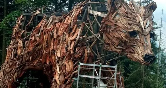 Martalar e l’orso in legno: l’opera d’arte fa storcere il naso alla famiglia di Andrea Papi