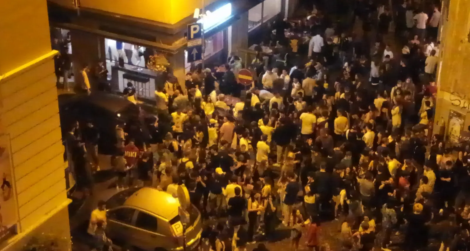 Finita l’estate, in città è di nuovo movida selvaggia: notti brave in vicolo S.Maria Maddalena