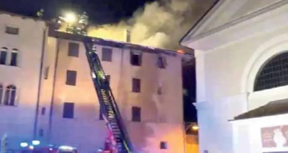 Brucia un tetto accanto alla chiesa in centro a Taio