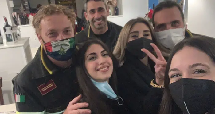 Escono dal bagno e trovano il locale chiuso, disavventura di tre ragazze dopo il cenone