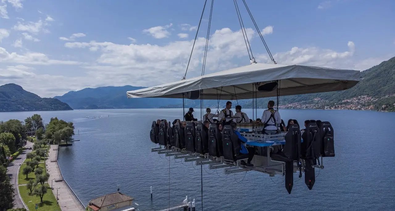 “Dinner in the Sky”: sul lago di Garda si cena a 50 metri di altezza